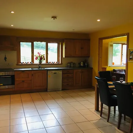 4 Bedrooms With Stunning View Drumcoura Beside Saloon & Equestrian Centre, Lakes & Forest Casa de Férias Ballinamore