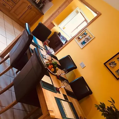 Casa de Férias 4 Bedrooms With Stunning View Drumcoura Beside Saloon & Equestrian Centre, Lakes & Forest